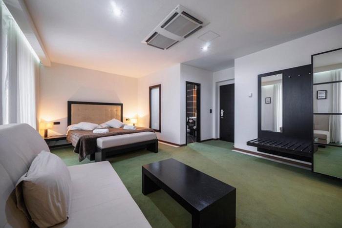 Hotel Astory Plzen Bagian luar foto